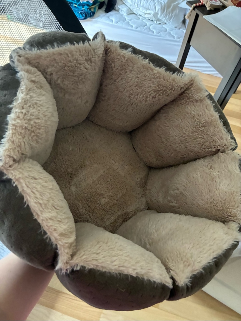 Plush Round Pet Bed in Light Beige and green